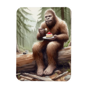Imán Sasquatch en un bosque musgoso con un pastel de qu