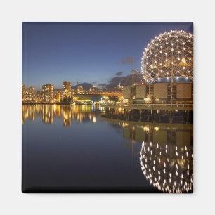 Imán Science World y CBD reflejados en False Creek,