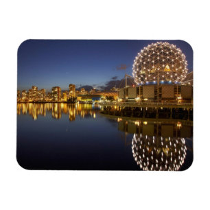 Imán Science World y CBD reflejados en False Creek,