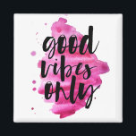 Imán script de pincel de sólo vibes buenas de color ros<br><div class="desc">tipo de letra de guión de broche para una cita "sólo con buenos vibraciones" sobre pincel de color de agua en dos tonos rosa y azul</div>