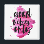 Imán script de pincel de sólo vibes buenas de color ros<br><div class="desc">tipo de letra de guión de broche para una cita "sólo con buenos vibraciones" sobre pincel de color de agua en dos tonos rosa y azul</div>
