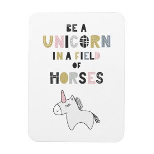 Imán Sea un unicornio en un campo de caballos