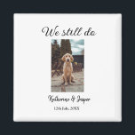 Imán Seguimos haciendo boda pareja mascota foto nombre<br><div class="desc">Diseño de amante de los animales hecho para animales lindos,  puedes añadir tu nombre de mascota sus detalles junto con su código q r y su imagen</div>