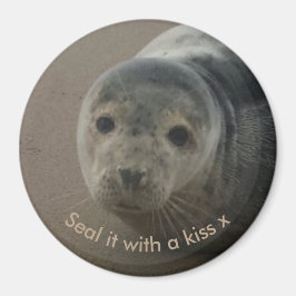 Imán Sellarlo con un beso lindo bebé foca gris