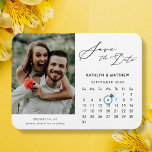 Imán Sencilla foto de escritura negra Guardar el calend<br><div class="desc">Minimalista guión elegante en negro ‘Save the Date’ Magnet con calendario Personalizado con una hermosa foto. Hágale saber a su familia, amigos y colegas que ha fijado una fecha para la celebración de su boda con este elegante imán. Para mover el marcador de anillo > haga clic en azul ‘Personalize’...</div>