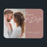 Imán Sencilla Foto De Guión Moderno Guardar El Boda De<br><div class="desc">El diseño elegante y moderno incluye un guión de tipografía Save The Date (Guardar la fecha) y tu foto favorita con un fondo de color. Ideal para anunciar a su próximo boda de una manera minimalista y de moda. Detalles importantes y personalizar fácil y la mejor foto de su elección....</div>