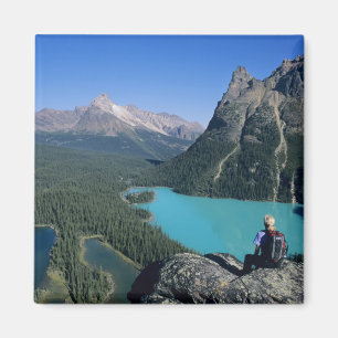 Imán Senderista que domina el lago de color turquesa