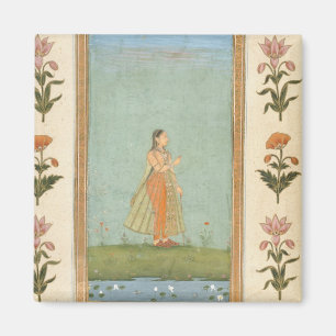 Imán Señora sosteniendo una flor, parada junto a un est