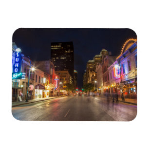 Imán Sexta Calle En Dusk, En El Centro De Austin, Texas