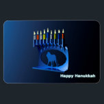 Imán Shiny Blue Chanukkah Menorah<br><div class="desc">Una menorah modernista,  metálica y azul Chanukkah,  con un león en silueta,  sobre un fondo oscuro y nocturno. Las nueve velas están encendidas. El texto que dice "Feliz Hanukkah" también aparece en azul brillante y blanco.</div>