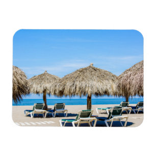 Imán Sillones y paraguas de la paja en la playa