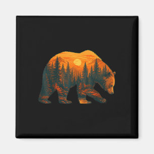Imán Silueta de oso con paisaje forestal y puesta de so