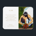 Imán simple de Boda fotográfico monograma blanco d<br><div class="desc">Imán simple de favores matrimoniales con un diseño moderno y elegante con su monograma de dos letras y su mensaje de agradecimiento en oro sobre un fondo blanco. A la derecha está tu foto favorita. El texto puede cambiarse a cualquier color que desee. Una moda y un diseño de diseño,...</div>