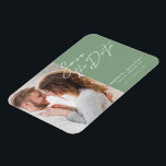 Imán Simple y moderna foto de tipografía salva la fecha<br><div class="desc">El diseño elegante y moderno incluye un guión de tipografía Save The Date (Guardar la fecha) y tu foto favorita con un fondo verde sabio. Ideal para anunciar a su próximo boda de una manera minimalista y de moda. Detalles importantes y personalizar fácil y la mejor foto de su elección....</div>