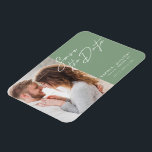 Imán Simple y moderna foto de tipografía salva la fecha<br><div class="desc">El diseño elegante y moderno incluye un guión de tipografía Save The Date (Guardar la fecha) y tu foto favorita con un fondo verde sabio. Ideal para anunciar a su próximo boda de una manera minimalista y de moda. Detalles importantes y personalizar fácil y la mejor foto de su elección....</div>