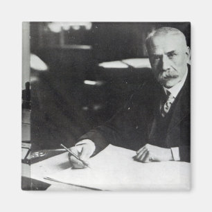 Imán Sir Edward Elgar trabaja en una partitura orquesta