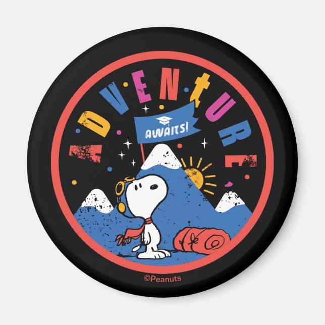 Imán Snoopy Adventure Awaits Graduation Mountain Design (Frente)