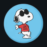 Imán Snoopy "Joe Guay"<br><div class="desc">Añade algo "genial" a tu espacio con este imán de pie de Snoopy Joe Guay. Perfecto para tu refrigerador,  taquilla o cualquier superficie metalizado,  este imán muestra a Snoopy en su icónica pose de Joe Guay,  aportando un toque divertido y elegante a tu casa o oficina.</div>