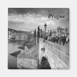 Imán sobre el puente Charles bajo un cielo tormentoso e