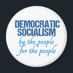 Imán Socialismo democrático definición socialista<br><div class="desc">El socialismo democrático significa por el pueblo,  por el pueblo. Este imán de definición socialista demócrata ilustra la definición en un tipo de letra que recuerda a la Constitución de Estados Unidos. Un regalo genial para los demócratas liberales.</div>