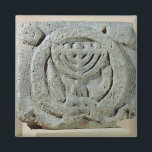 Imán Socorro que representa una menorah<br><div class="desc">Socorro de la Escuela Judía que representa una menorah,  de Umm Qeis (Antigua Gadara) Jordan (basalto) ubicado en el Louvre,  París,  Francia. El Socorro que representa una menorah,  de Umm Qeis (Antigua Gadara) Jordan fue creado alrededor del siglo VI.</div>