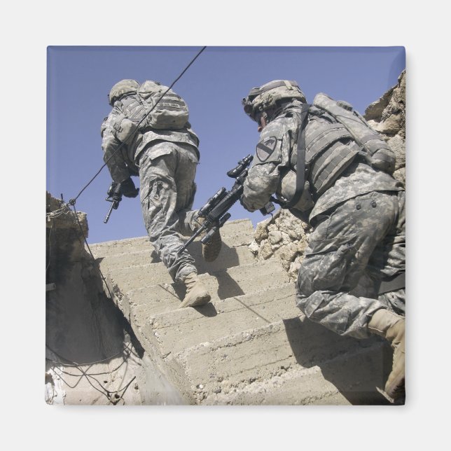 Imán Soldados corriendo escaleras arriba de un edificio (Frente)