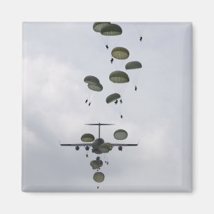 Imán Soldados del ejército saltan de un Globemaster II 