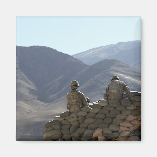 Imán soldados manejan equipo de comunicaciones (Frente)