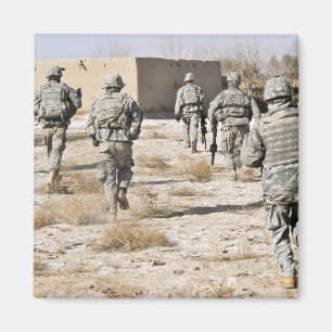 Imán soldados responden a un ataque con armas pequeñas