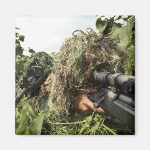 Imán Soldados vestidos en juegos del ghillie