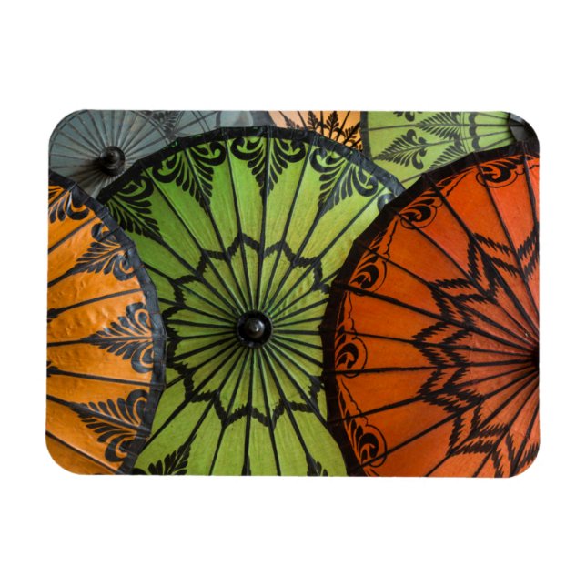 Imán sombrillas a la venta, bagan, myanmar (Horizontal)