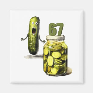 Imán Sorpresa de pepino en vinagre en un tarro de pepin