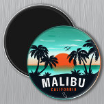 Imán Souvenirs tropicales de Malibu California Retro Su<br><div class="desc">El diseño de la playa de Malibu California retro para las vacaciones. Malibu USA Beaches Vintage souvenir para viajar a la isla USA. Obra artística en la playa de Malibu para turistas y mochileros de California. Malibu en el recuerdo retro de EEUU. Diseño para mochileros y viajes a California. Isla...</div>