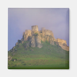 Imán Spissky hrad en la niebla, Eslovaquia