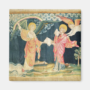 Imán St. John comiendo el libro