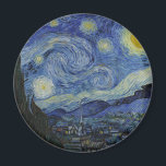 Imán Starry Night Vincent van Gogh<br><div class="desc">Este hermoso diseño de un imán de frigorífico de arte elegante muestra el famoso cuadro del pintor holandés post-impresionista Vincent van Gogh, "La noche estrellada". Durante su estancia en el asilo de Saint Remy en los años 80, van Gogh describió las colinas onduladas y los cipreses que veía desde su...</div>
