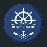 Imán Su nombre de barco o de anclaje de texto Oars Helm<br><div class="desc">Elegante imán de refrigerador redondo con su casa de playa personalizada, casa de lago, nombre de familia u otro texto con un personalizado de naves náuticas - timón, ancla, remos cruzados y estrellas en blanco sobre azul marino o elija los colores de fondo para la decoración. Hace un gran regalo...</div>