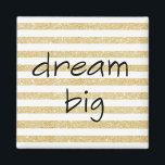 Imán sueño elegante texto grande sobre oro y blanco<br><div class="desc">"Dream big" frase de moda sobre un falso purpurina de oro y un fondo de rayas blancas.</div>