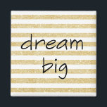 Imán sueño elegante texto grande sobre oro y blanco<br><div class="desc">"Dream big" frase de moda sobre un falso purpurina de oro y un fondo de rayas blancas.</div>
