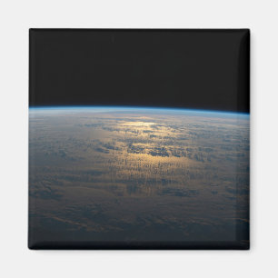 Imán Sunglint Viene De Un Pacífico Sur Parcialmente Nub