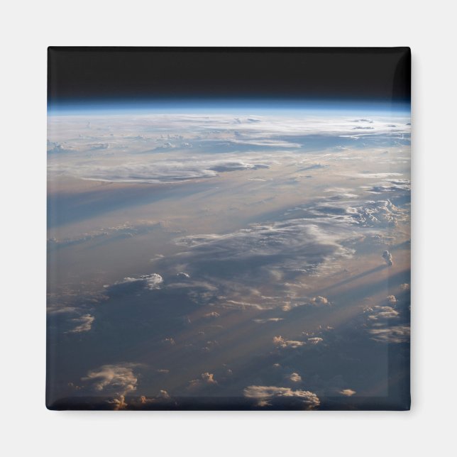 Imán Sunrise arroja largas sombras sobre el mar de Fili (Frente)