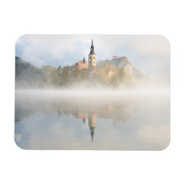 Imán Sunrise nigosa en el lago Bled
