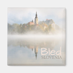 Imán Sunrise nigosa en el lago Bled