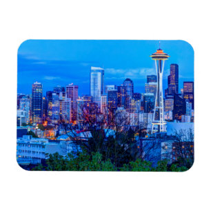 Imán Super Moon subiendo cerca del perfil de Seattle
