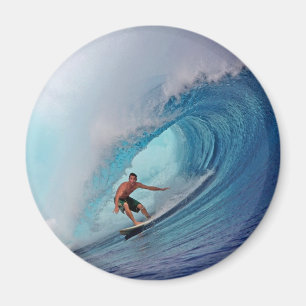 Imán Surfista en una ola enorme
