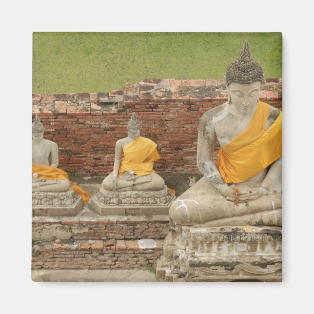 Imán Tailandia, Ayutthaya. Estatuas de los budistas en  (Frente)