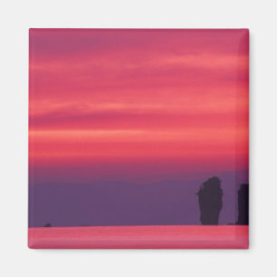 Imán Tailandia, Phang Nga Bay. El cielo rosa reflejado 