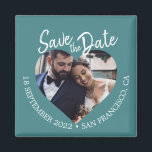 Imán Tarjeta de guardar Fecha de estilo moderno con fot<br><div class="desc">Imán de guardar la fecha con escritura moderna y foto en color azul verde con una ventana de foto en forma de corazón, fondo azul profundo y texto con letra manuscrita en blanco. Este diseño destaca su foto de compromiso mientras presenta claramente la fecha y el lugar de la boda...</div>