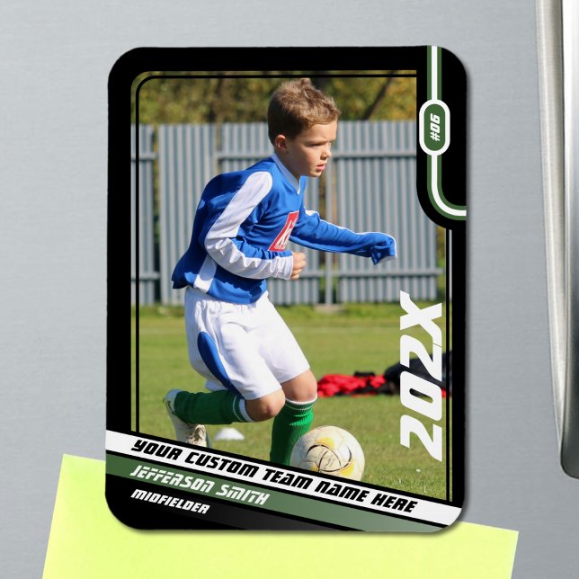 Imán Tarjeta de intercambio de jugador de fútbol en ver (Soccer Player Magnet in Black with Custom Team Name and Dynamic Green White Elements)
