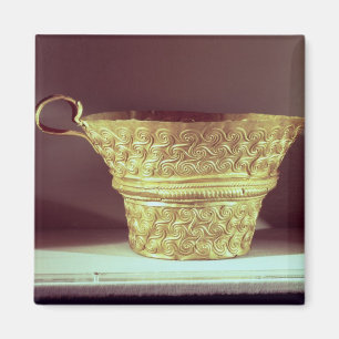 Imán Taza encontrada en una tumba de los mil en Periste